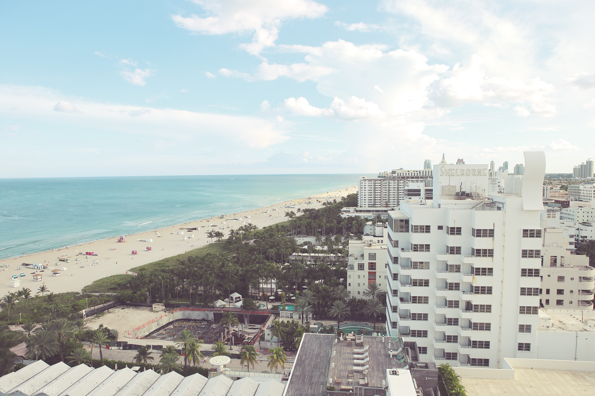 Miami Dreamscape Foto von A breathtaking view of Miami Beach's iconic shoreline, with vibrant hotels and a serene ocean stretching into the horizon.