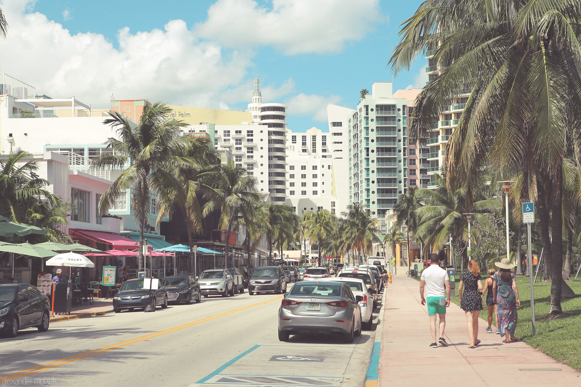 Vibrant Miami Mélange Foto von A lively street scene in Miami's Art Deco District, framed by pastel buildings, swaying palms, and a sky that kisses the Atlantic breeze.