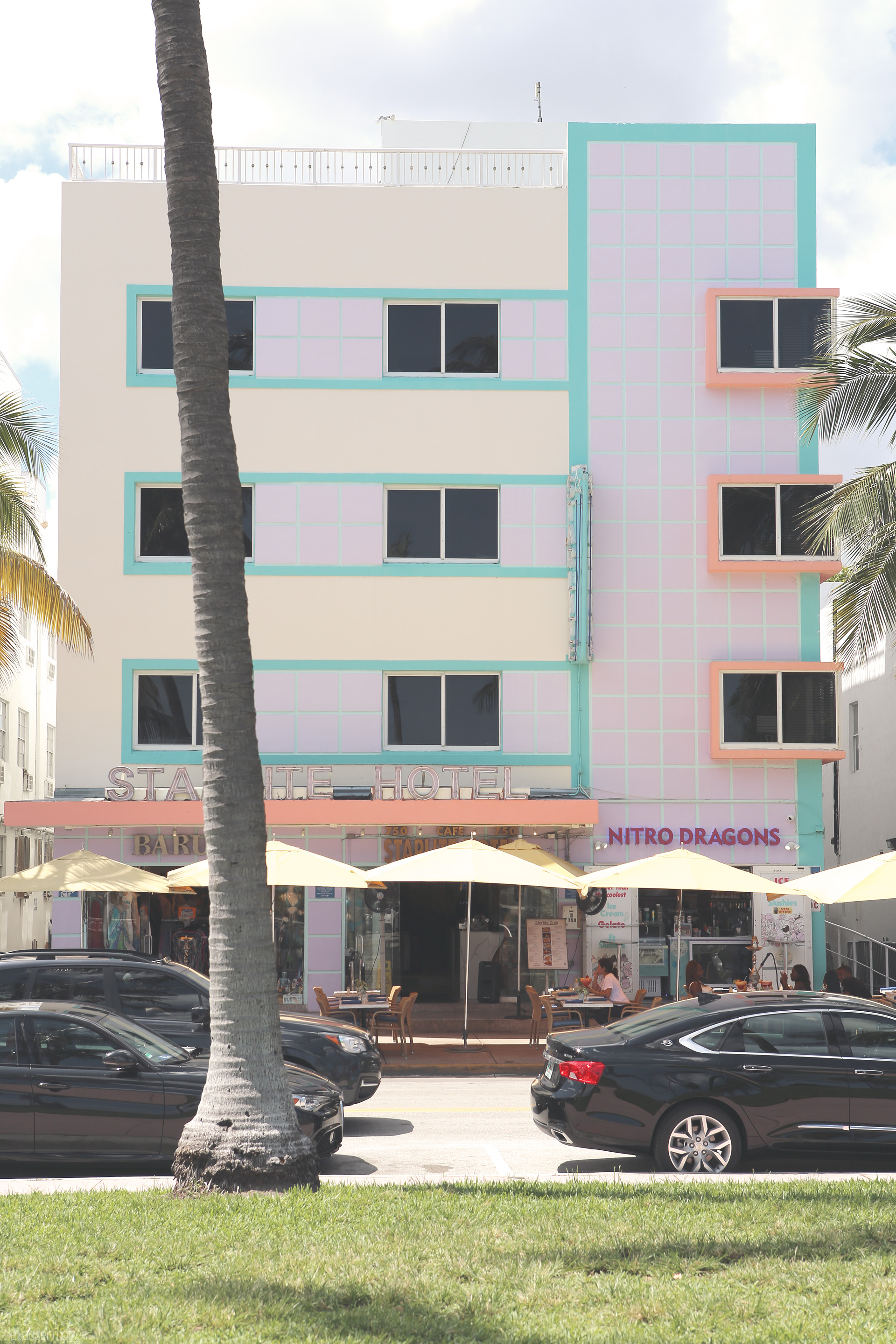 Art Deco Dream Foto von A pastel dreamscape captures the essence of Miami’s Art Deco District, with its colorful facades and tropical charm on vibrant Collins Avenue.