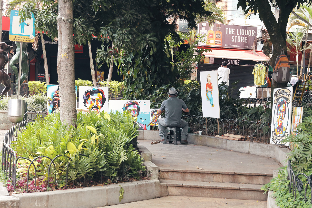 Siluetas de Medellín Foto von A street artist in Comuna 14 - El Poblado, Medellín, sketches colorful portraits amidst the vibrant urban scene, capturing the essence of Colombian artistry.