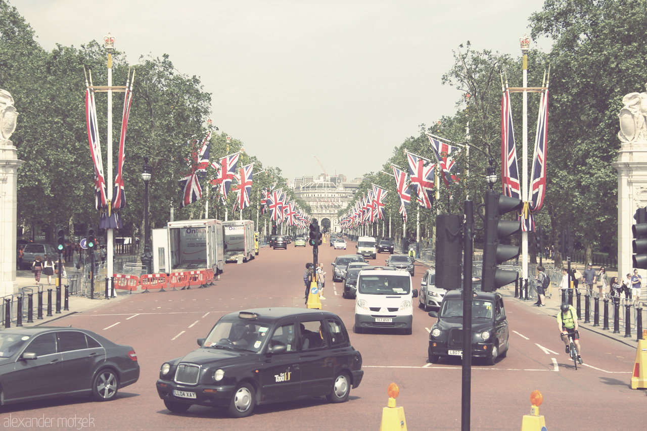Union Jack Veil Foto von A street lined with Union Jacks, bustling taxis, and timeless charm in the heart of London.