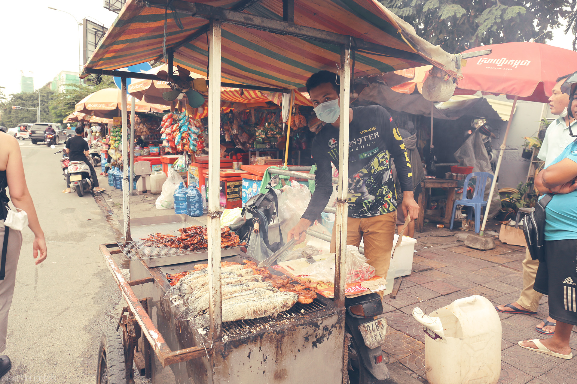 Foto von A street vendor grills fresh fish and meat in the heart of Phnom Penh's lively markets, capturing the essence of Khmer street cuisine.