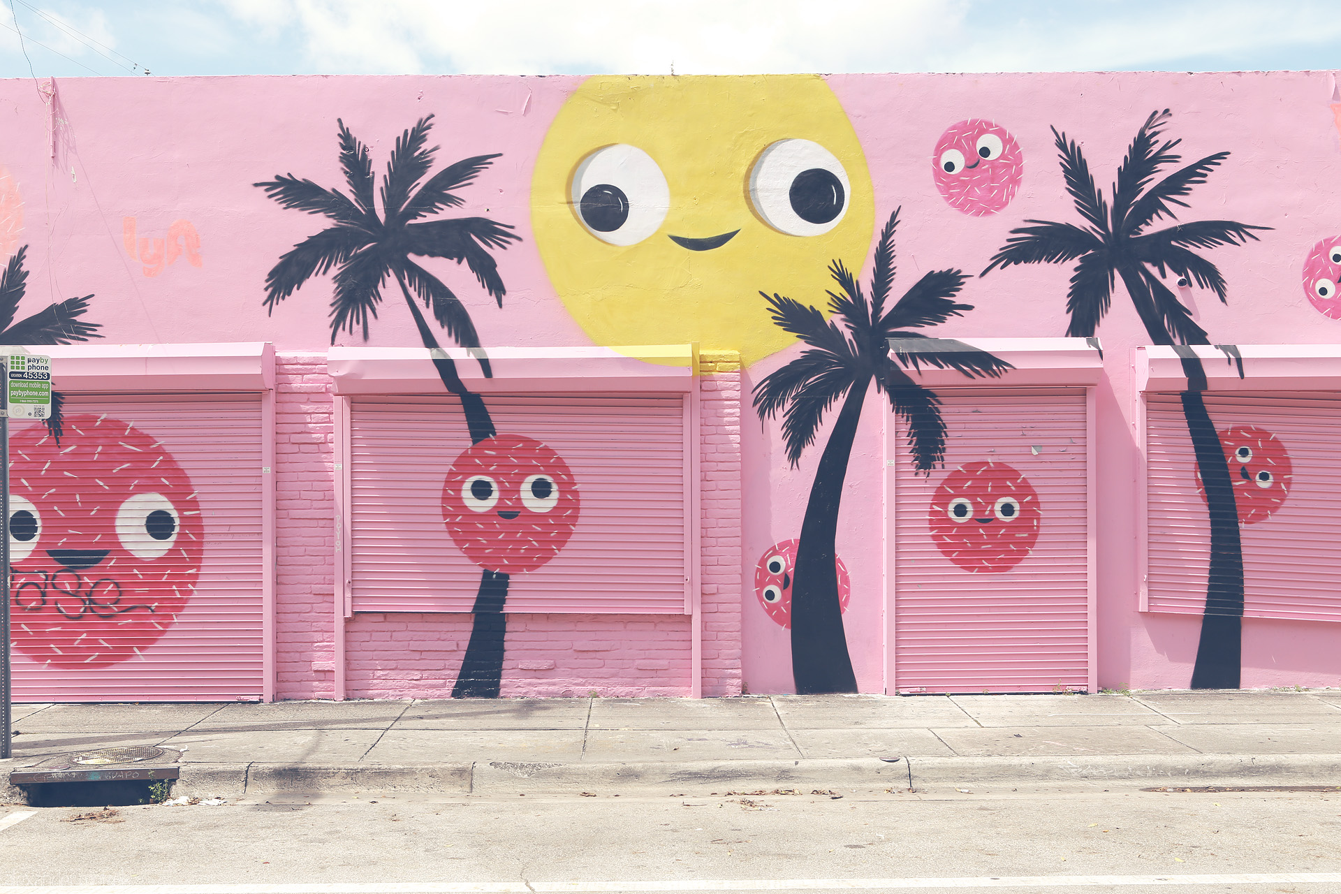 Sun-Kissed Smiles Foto von A vibrant Miami mural with playful sun and palm motifs, capturing the city's lively spirit.