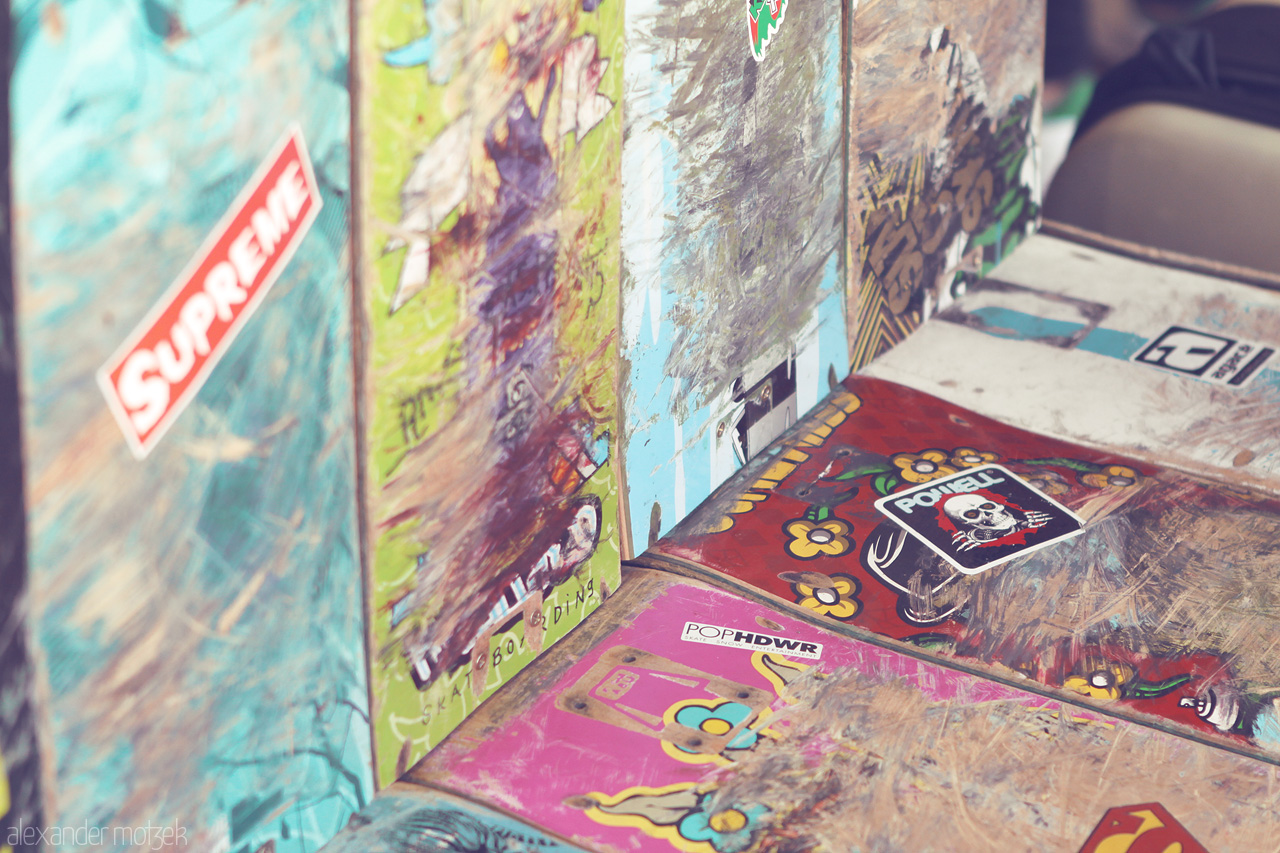 Graffiti Vibes, London Stroll Foto von A vibrant collage of street art captured on London's bustling streets, showcasing eclectic colors and urban creativity.