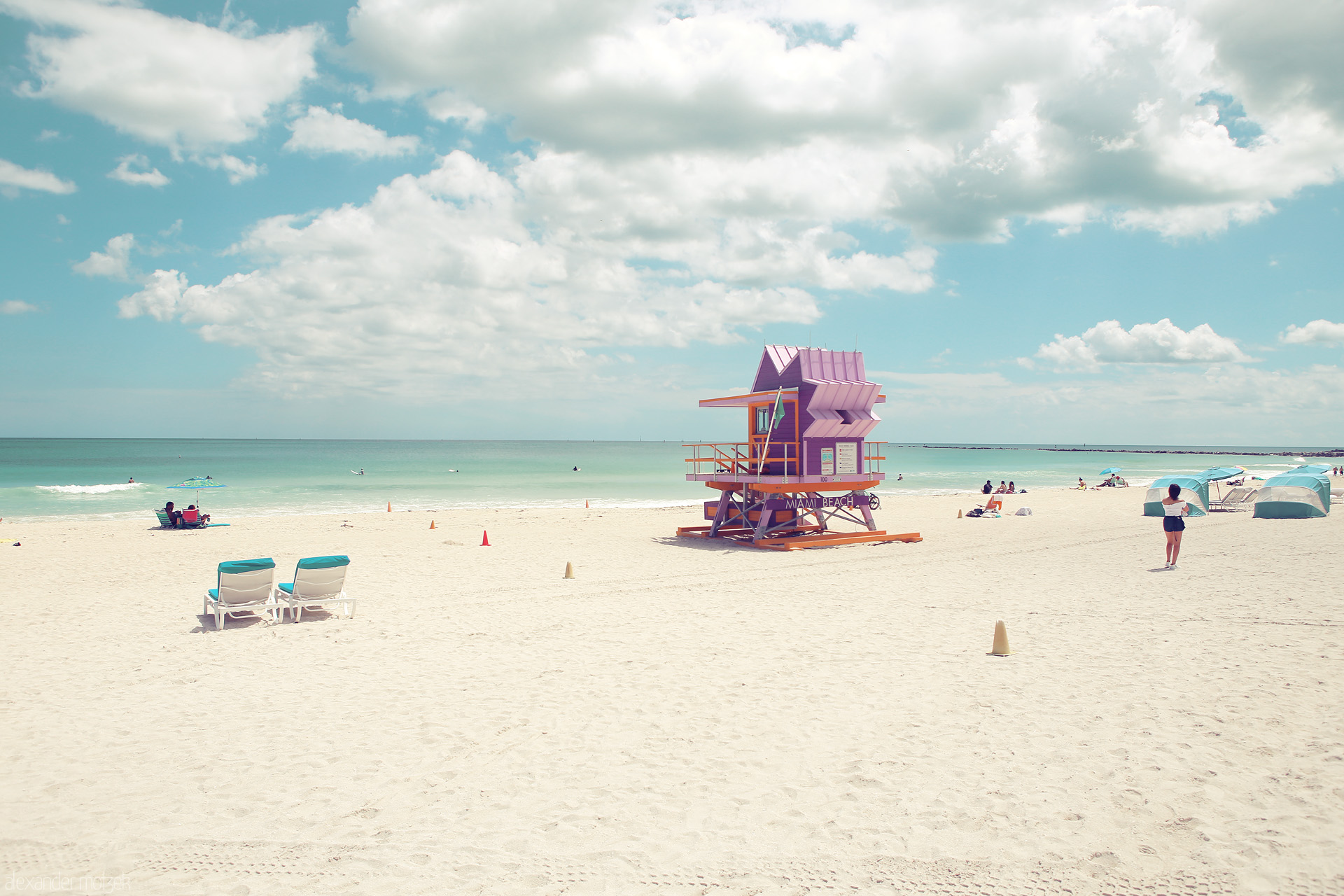 Miami Magic Mélange Foto von A vibrant lifeguard tower stands on Miami Beach, Florida under a sunlit sky, inviting tranquil seaside moments.
