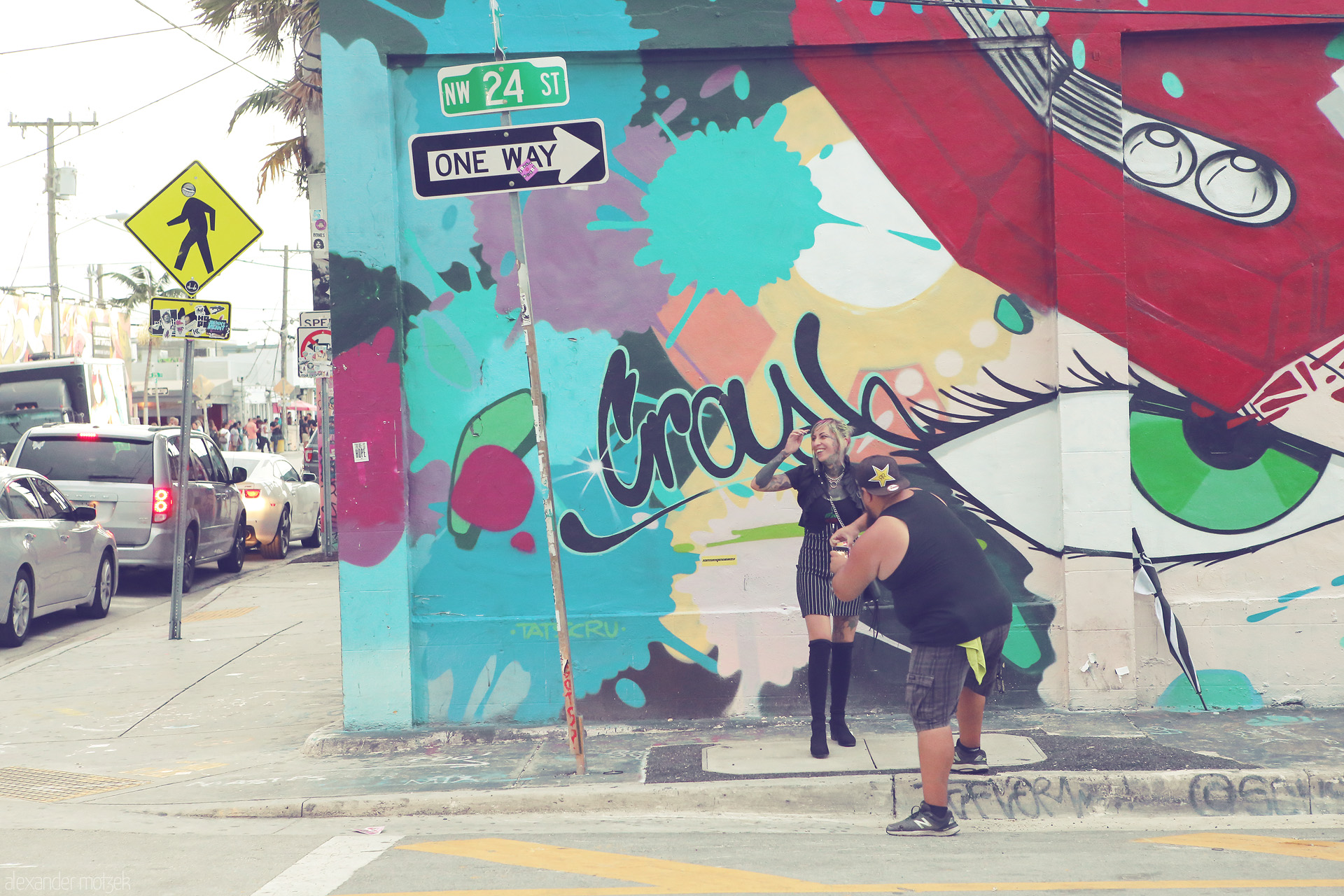 Wynwood Whimsy Foto von A vibrant mural in Wynwood, Miami captures dynamic street art as a photographer snaps a lively scene, embodying the city's creative spirit.