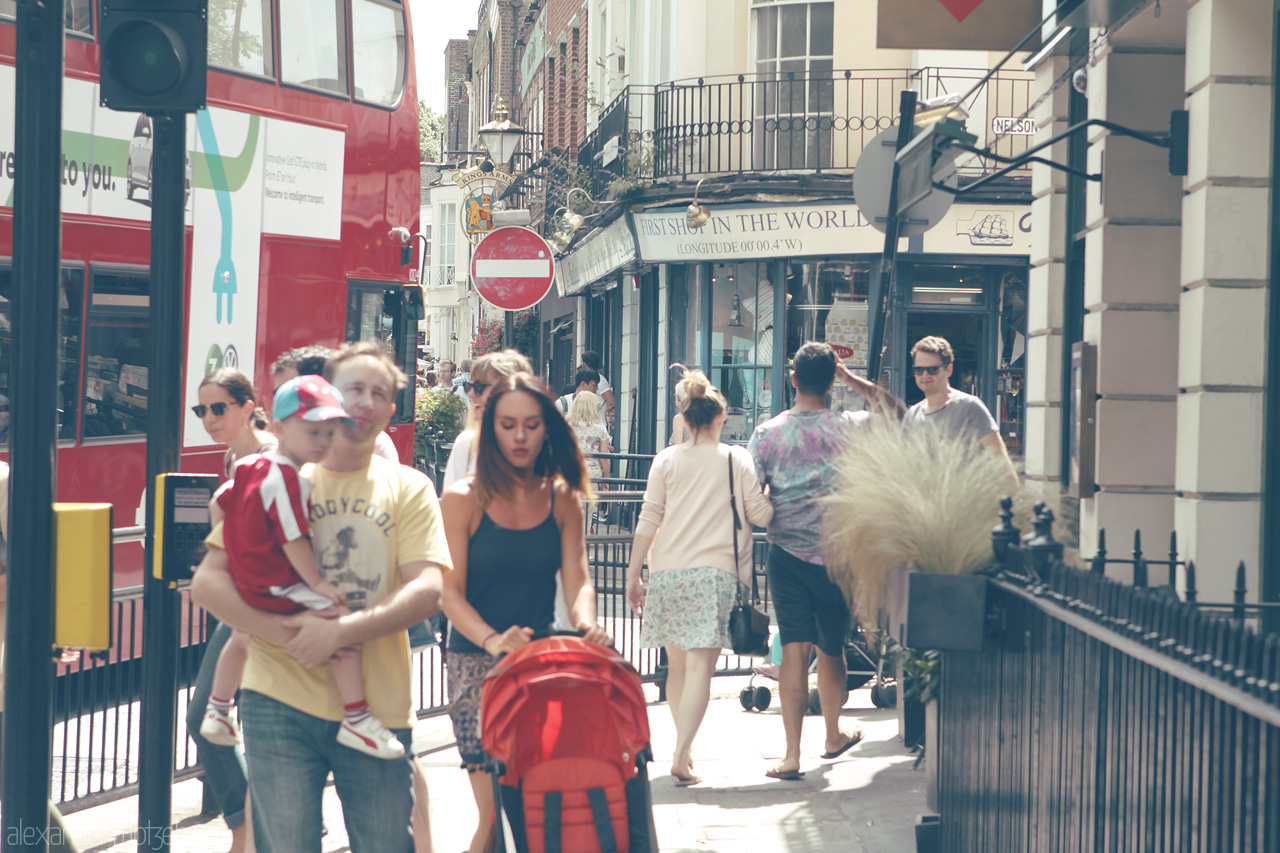 Through Camden's Kaleidoscope Foto von A vibrant street scene in Camden, London, capturing everyday life with locals and iconic red buses.
