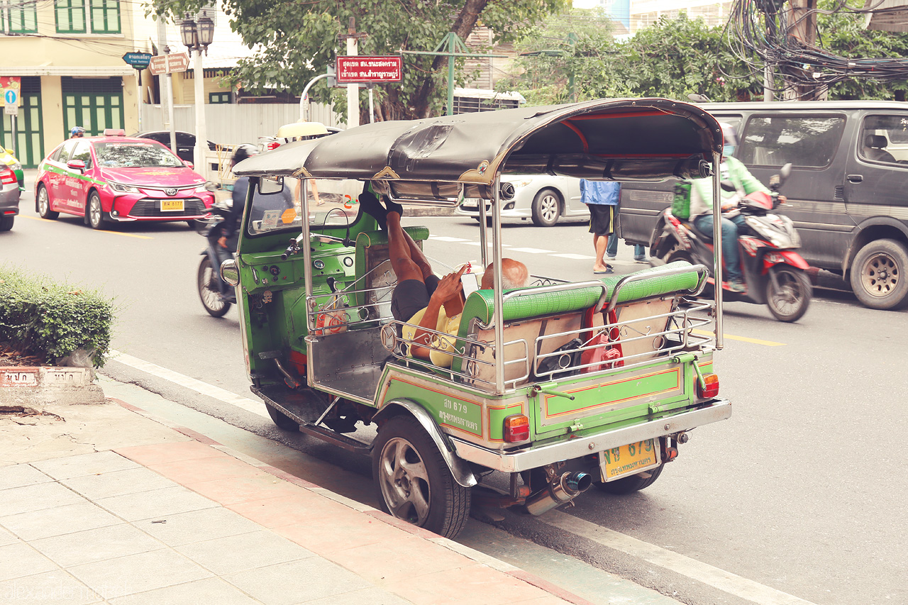 Tuk-Tuk Travels Foto von A vibrant tuk-tuk waits on a bustling Bangkok street, echoing the city's lively pulse and colorful culture.