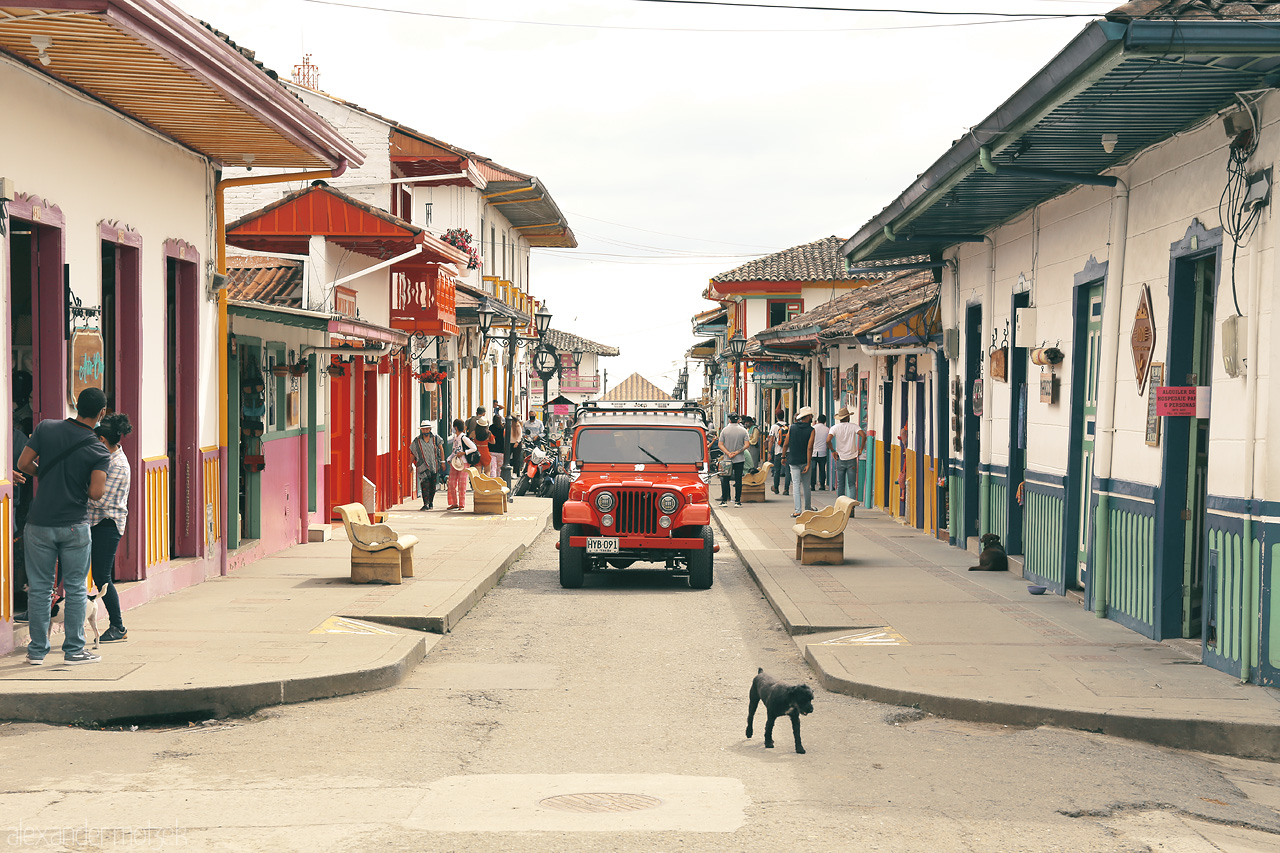Willy en Salento Foto von A vivid scene in Salento, Quindío, featuring a quaint Willy jeep and vibrant colonial buildings lining the charming streets.