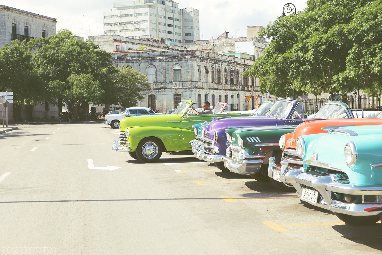 Clásicos Foto von Alte amerikanische Oldtimer in bunten Farben auf den Straßen von Havana