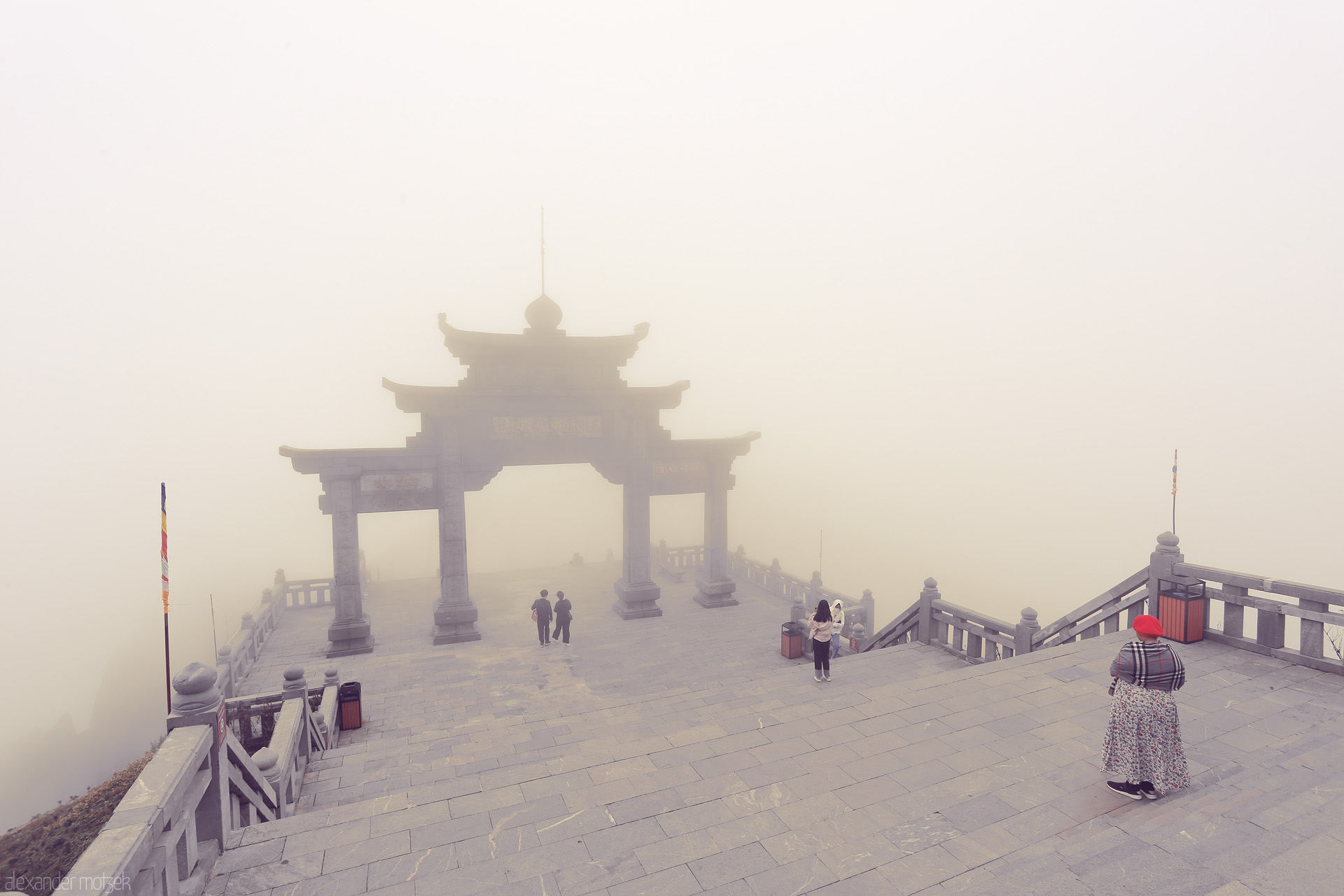 Foto von Ancient stone gate on misty Fansipan, Sapa—travelers wander into a dreamlike sea of clouds atop Vietnam’s ‘Roof of Indochina’.