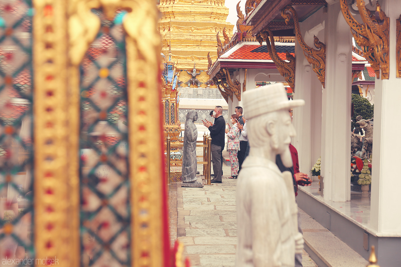 Golden Reverie Foto von Admire the intricate cultural tapestry in Phra Borom Maha Ratchawang, where tradition meets art in Bangkok's golden embrace.