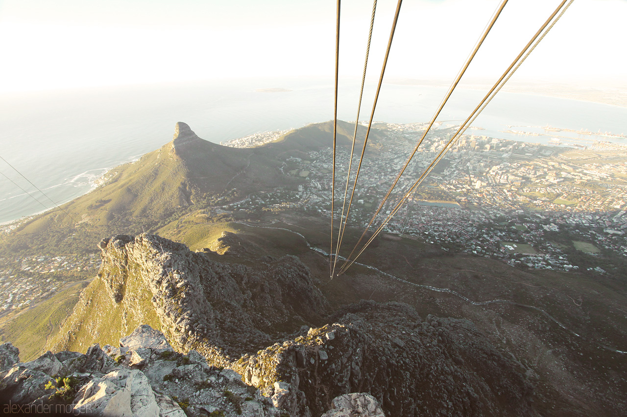 Rails Foto von Blick hinab des Tafelberges entlang den Seilen der Seilbahn hinauf auf den Tafelberg