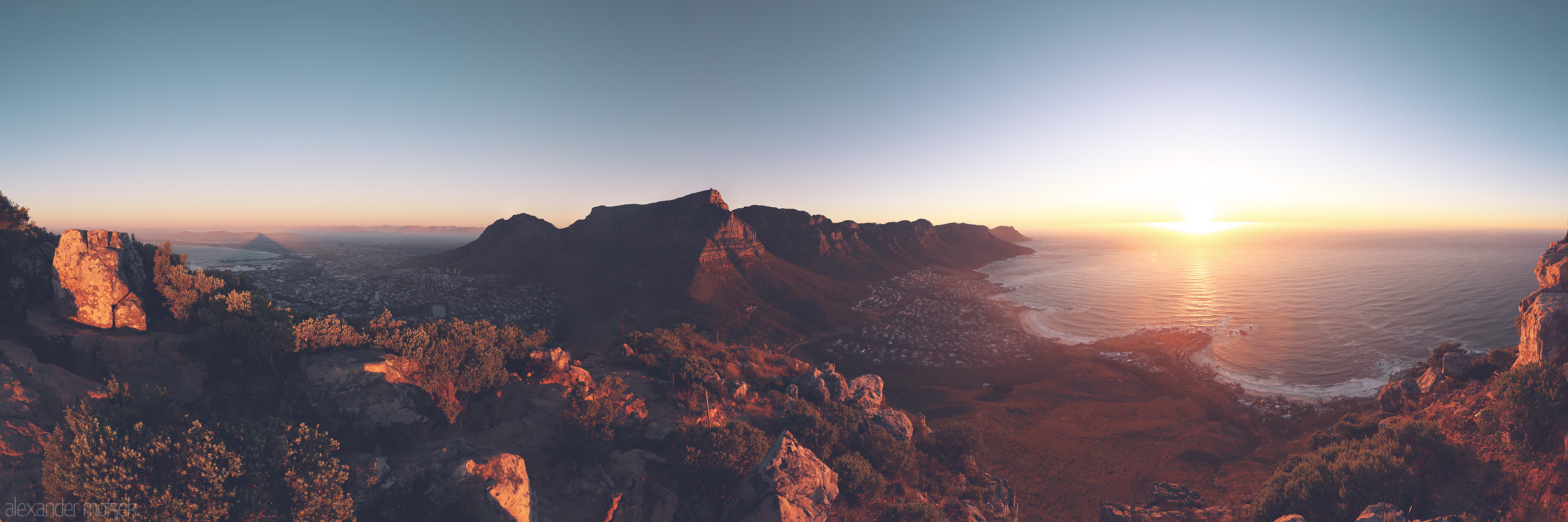 Peak of Tranquility Foto von Breathtaking sunset over Lion's Head, Cape Town, paints the horizon with golden hues. A perfect blend of mountain and ocean serenity.