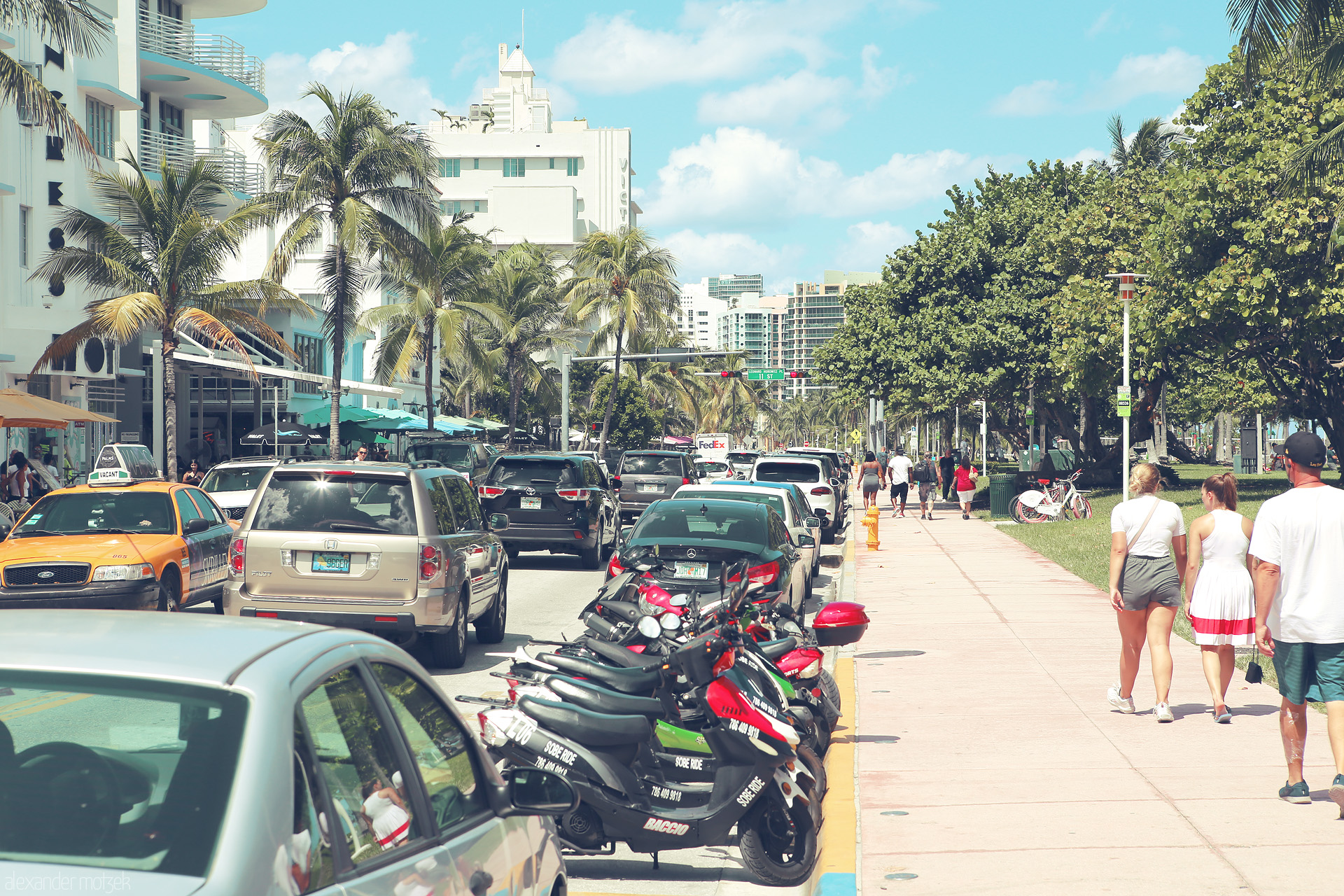Ocean Drive Vibes Foto von Breezy palm-lined Ocean Drive hums with life, capturing Miami's vibrant essence and tropical charm on a sunlit day.