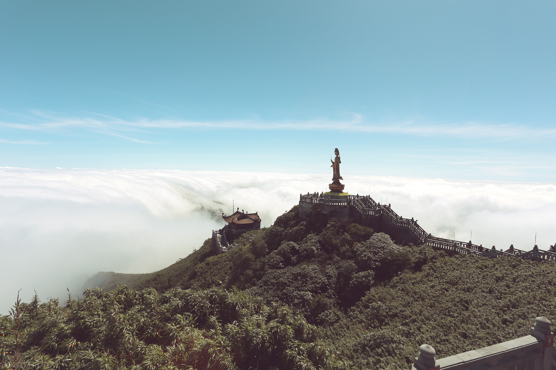 Foto von Buddha watches over a sea of clouds atop Fansipan Mountain, Sapa, Vietnam; ancient serenity embraced by emerald peaks and endless sky.