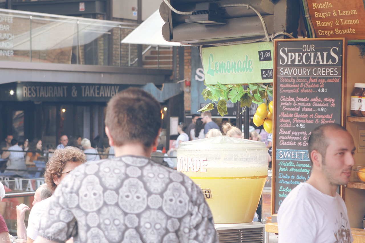 Lemonade Lullaby Foto von Bustling London market with a tantalizing lemonade stand offering sweet and savory delights. A taste of local flavor in every sip.