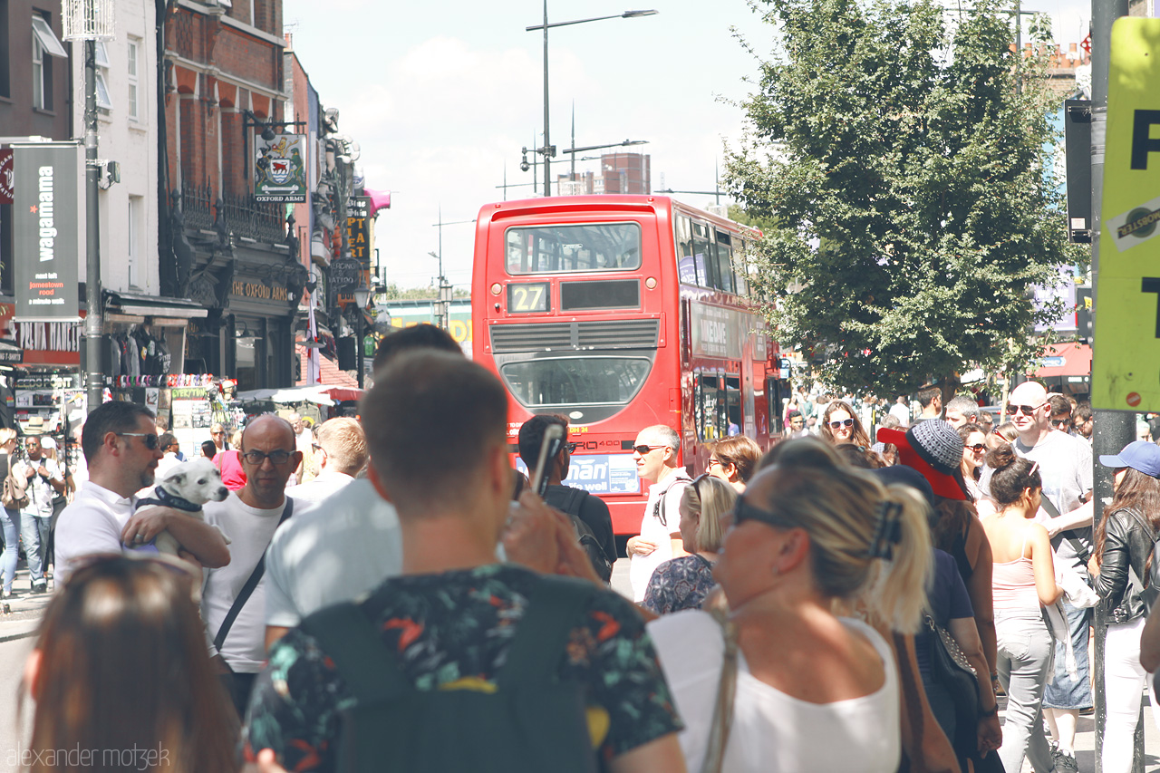 Street Symphony UK Foto von Bustling London street alive with crowds and iconic red bus on a sunny day.