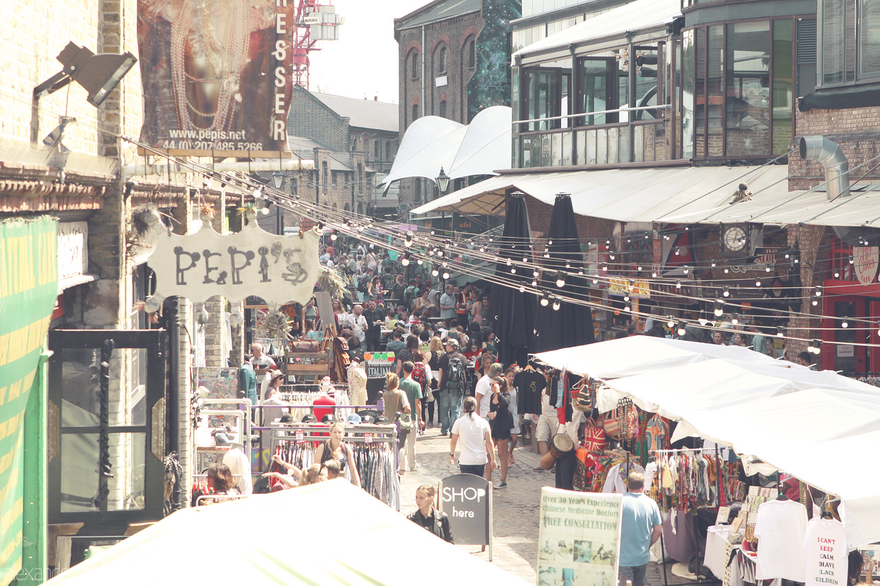 Camden Whirlwind Foto von Bustling crowds wander through Camden Market, London, under a canopy of strings and shops.