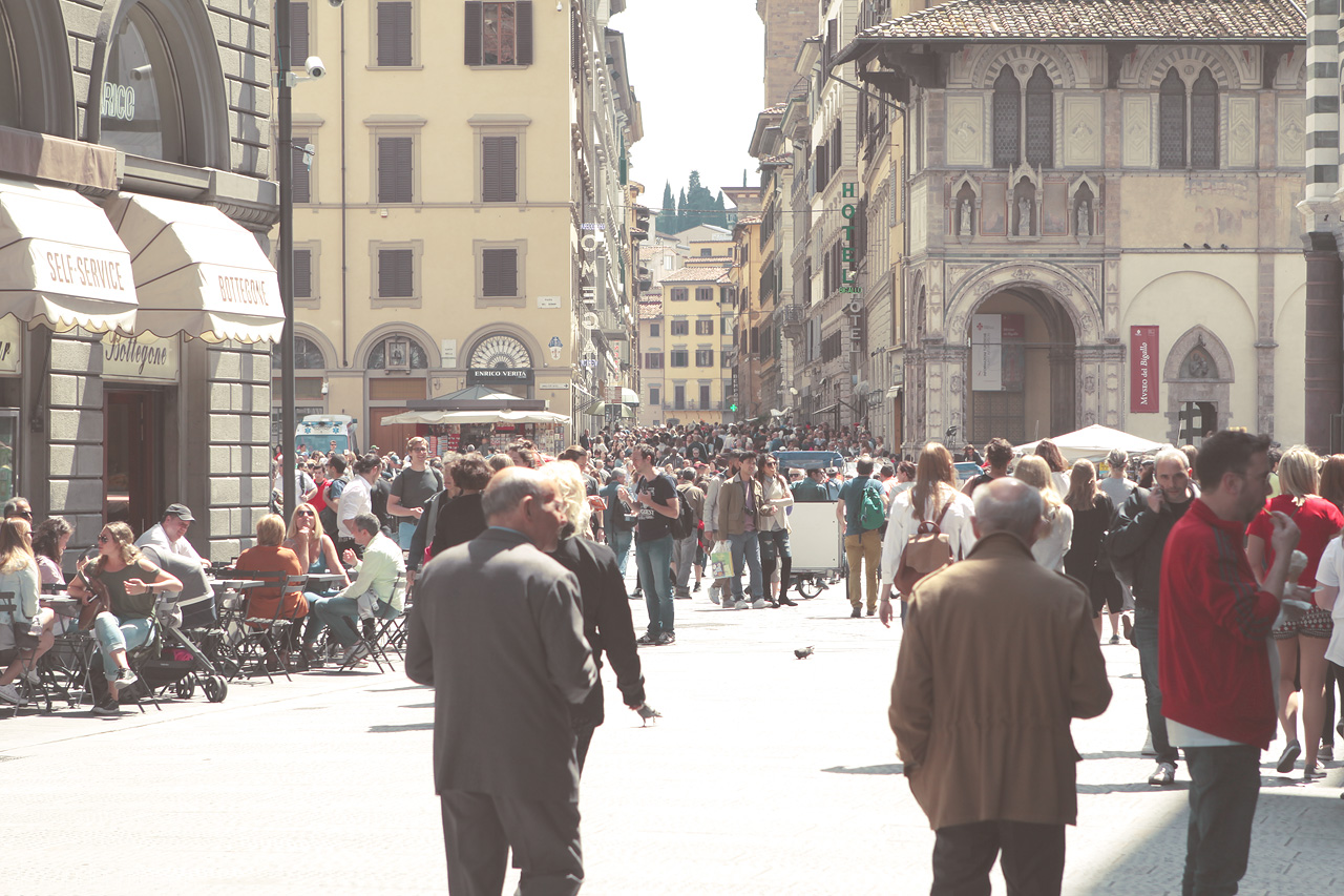 Vita Fiorentina Foto von Bustling street life in Florence's historic heart, capturing the blend of past and present in Tuscany's vibrant cityscape.