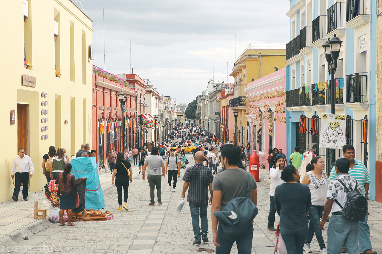 Oaxaca Vívida Foto von Bustling streets of Oaxaca de Juárez, with colorful buildings and vibrant local life.