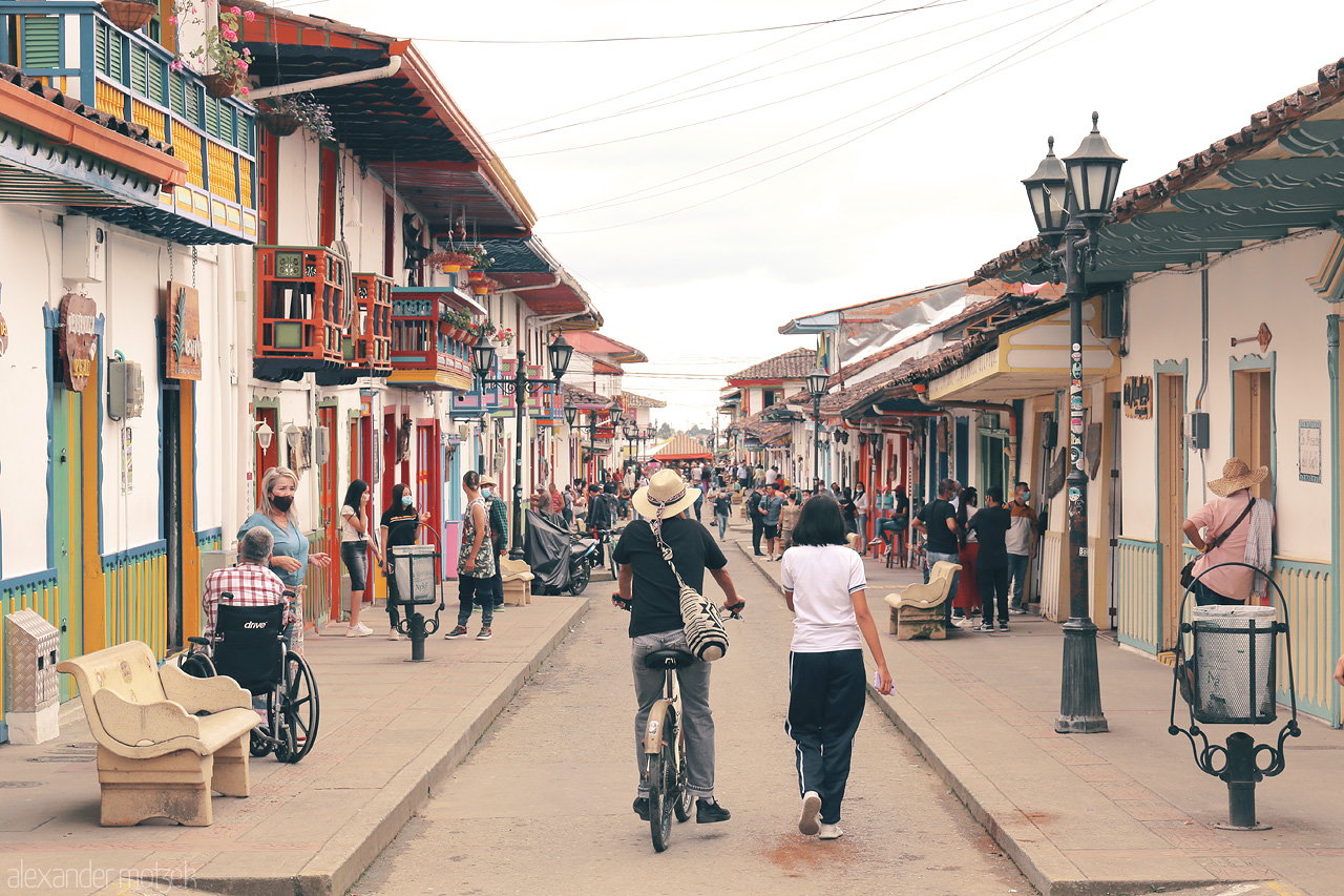 Recuerdos de Quindío Foto von Capturing the vibrant streets of Salento, Quindío, Colombia, filled with colorful buildings and life. A glimpse into local charm and culture.
