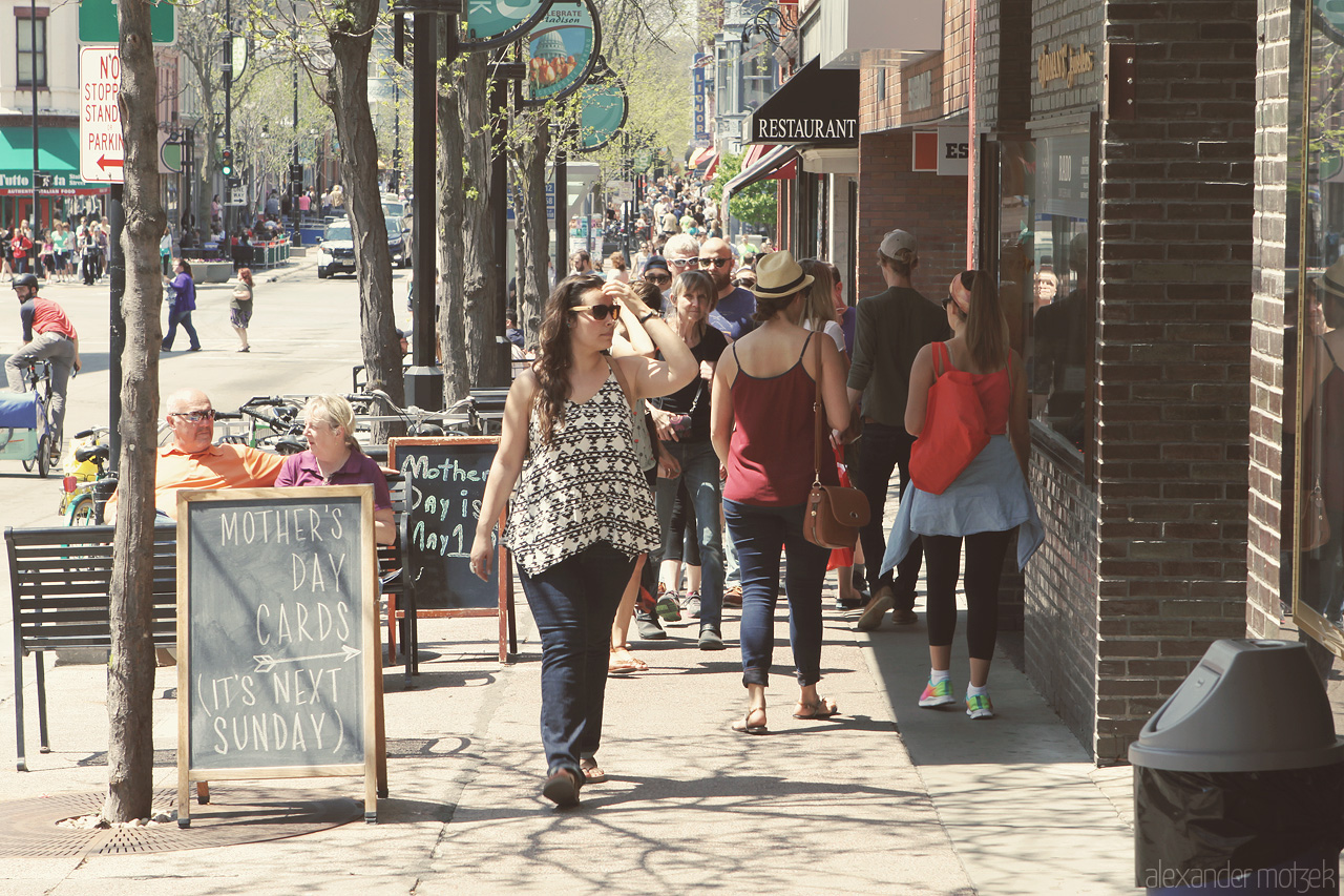 Foto von Straße in Madison mit Fussgängern