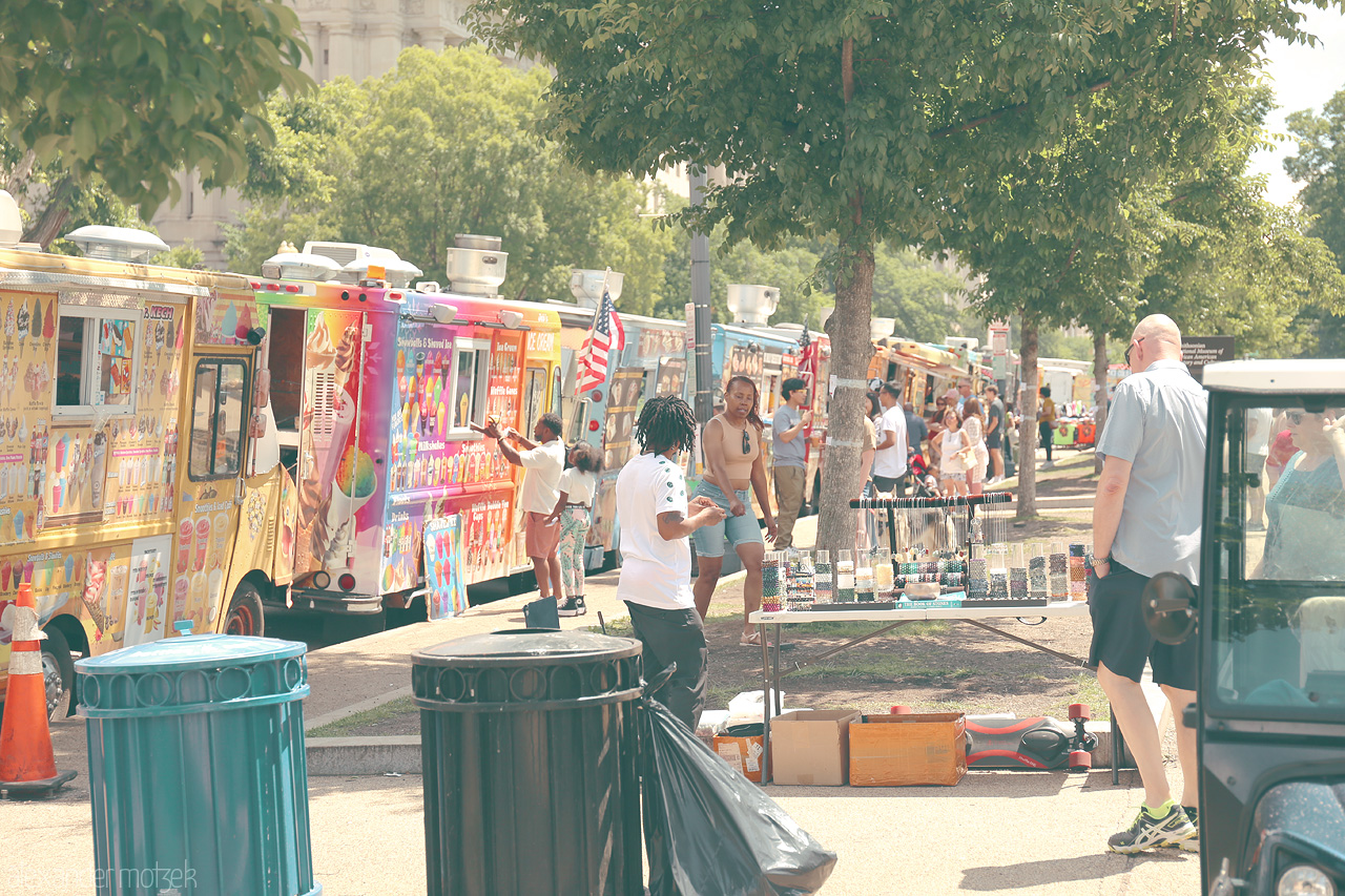 Capital Flavorscape Foto von Colorful food trucks line the streets of Washington, D.C., showcasing a vibrant scene of culinary delights.