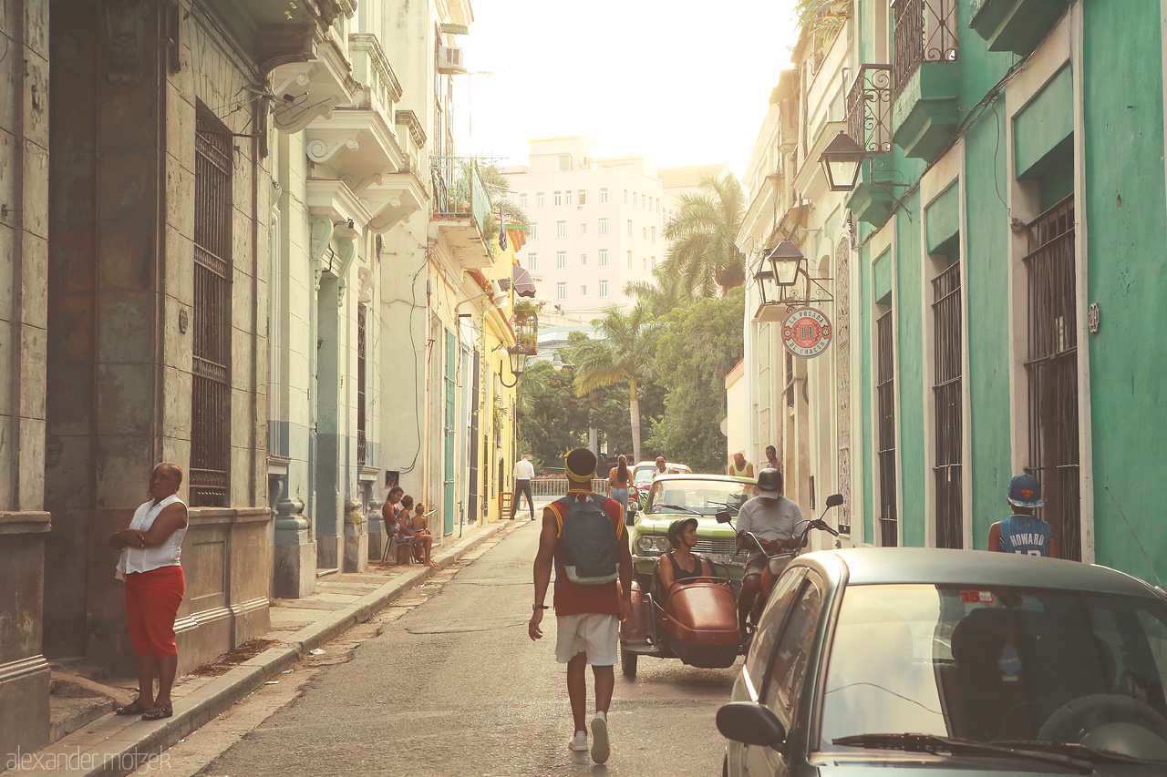 Foto von Blick entlang einer Straße im malerischen Havana auf Kuba bei Sonnenuntergang