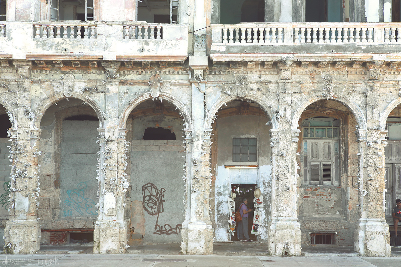 Foto von Ein Haus im Zerfall durch die hohe Salzkonzentration in der Luft entlang des Malecón in Havana auf Kuba