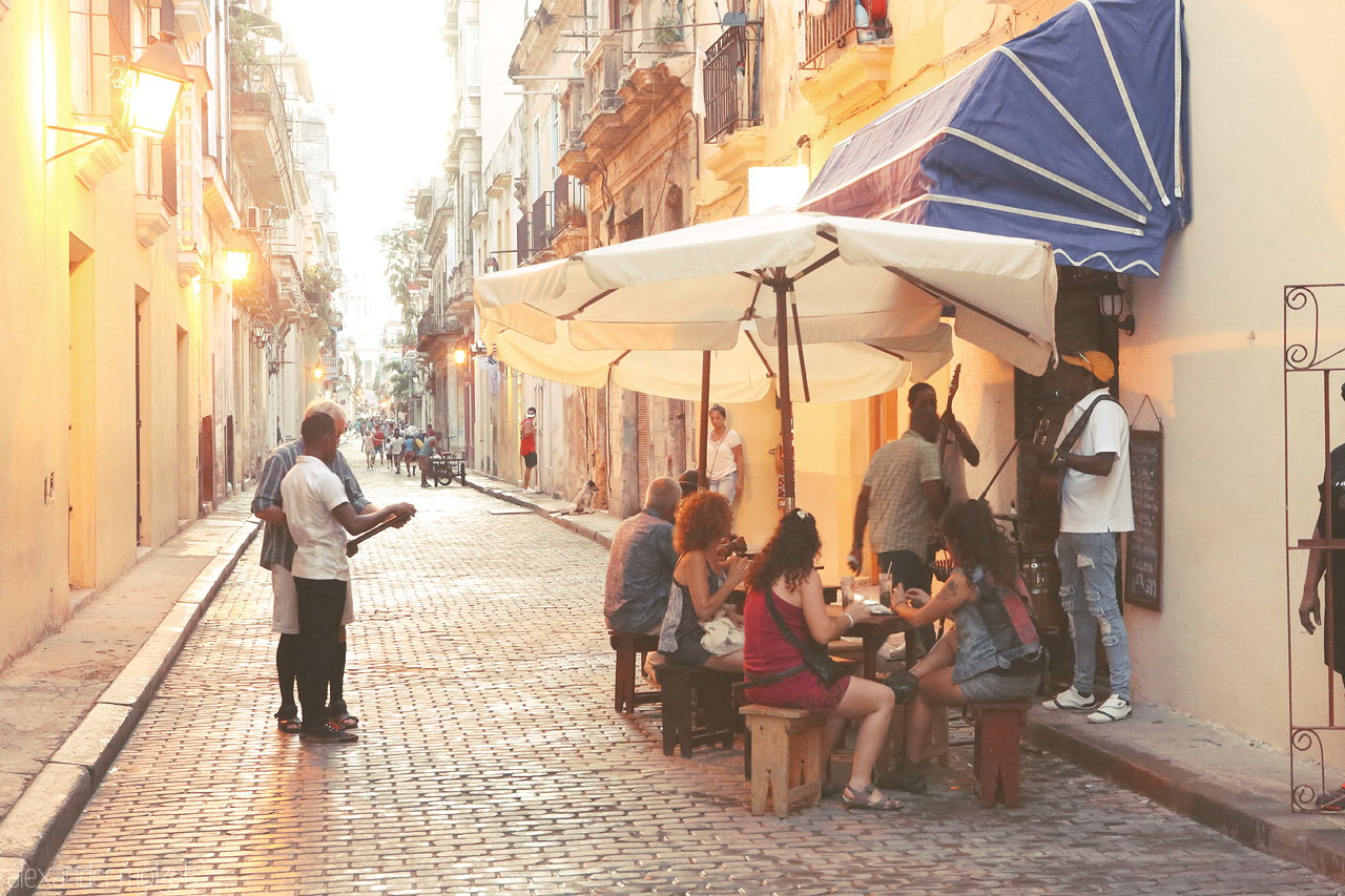 Foto von Geselliges Restaurant in den Straßen von Havana auf Kuba