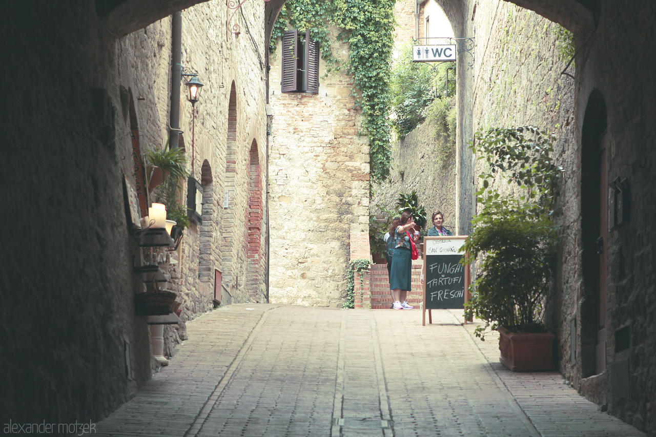 Passaggio Toscano Foto von Discover a quiet Tuscan alleyway, where stone arches and rustic charm create a perfect blend of history and tranquility.