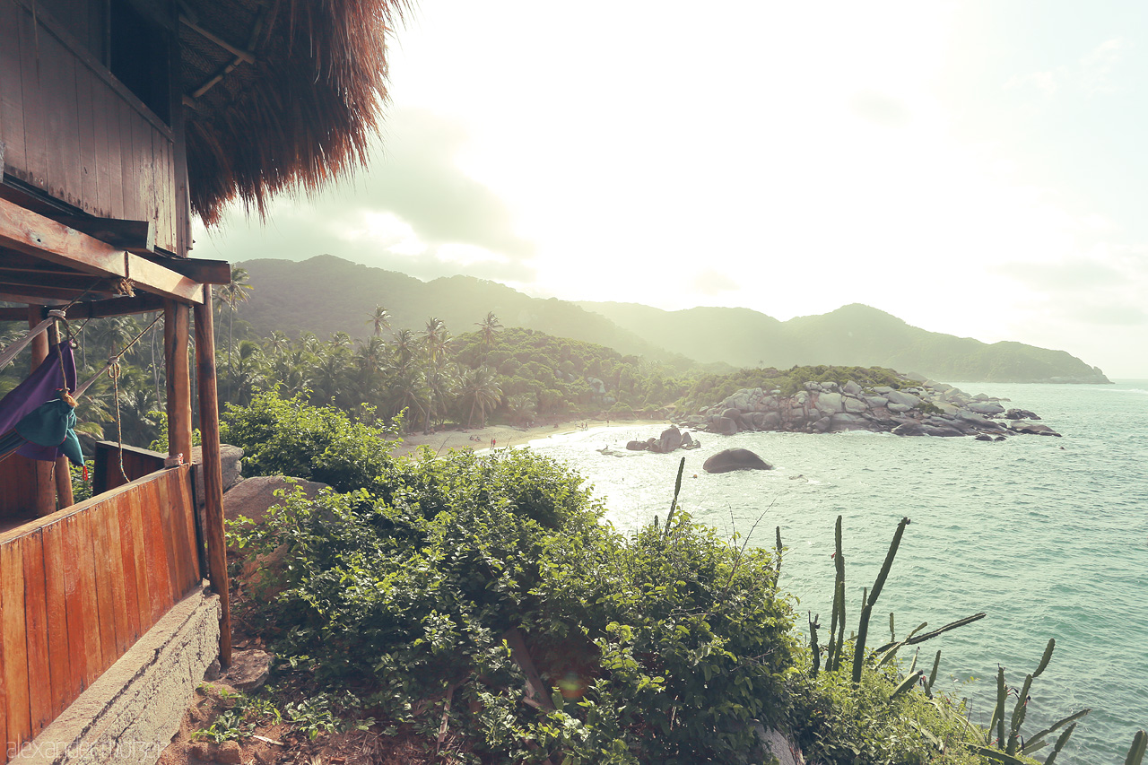 Sueños de Santa Marta Foto von Discover the breathtaking coastline at Santa Marta, Colombia, where lush greenery meets azure waters under a dreamy sky.