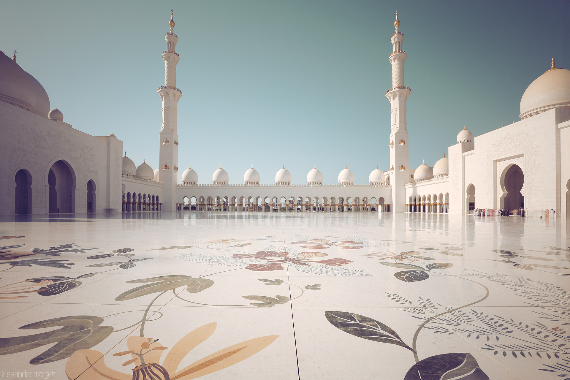 Echoes of Emirates Foto von Floral marble courtyards and grand domes bask beneath Al Rawdah’s sky at Sheikh Zayed Grand Mosque, Abu Dhabi.