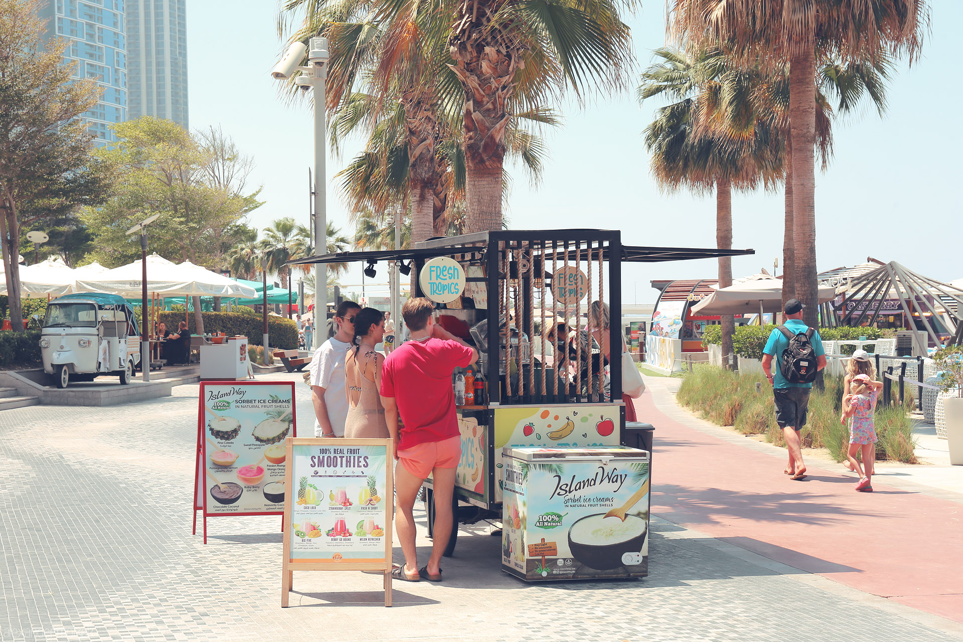 Foto von Sunlit strolls, palm trees, and fresh smoothies—summer joy at a Dubai beachside market, blending modern flair and Gulf warmth.