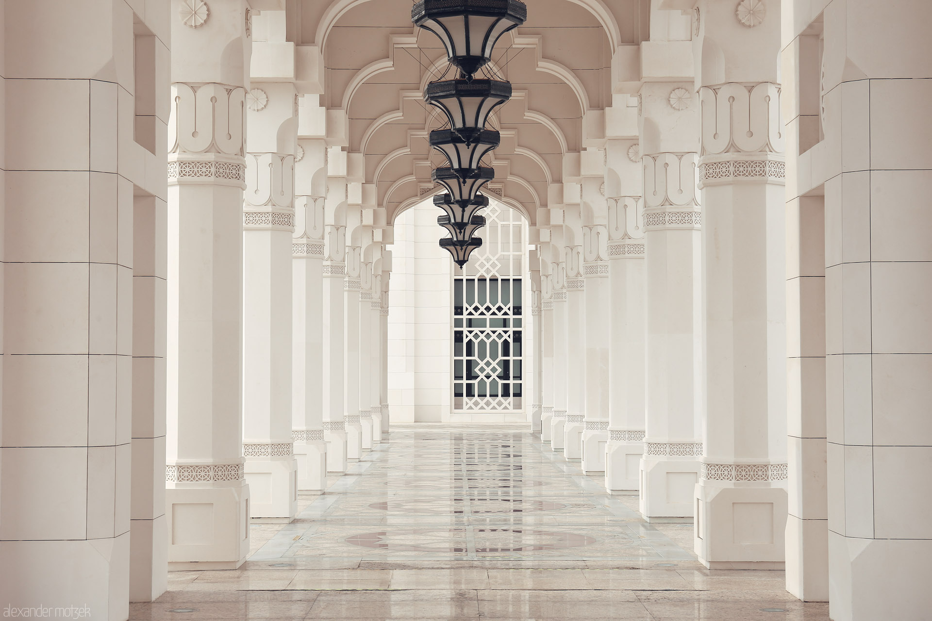 Foto von Symmetrical arches and lanterns in Al Ras Al Akhdar, Abu Dhabi. Elegance in Emirati geometry and light.