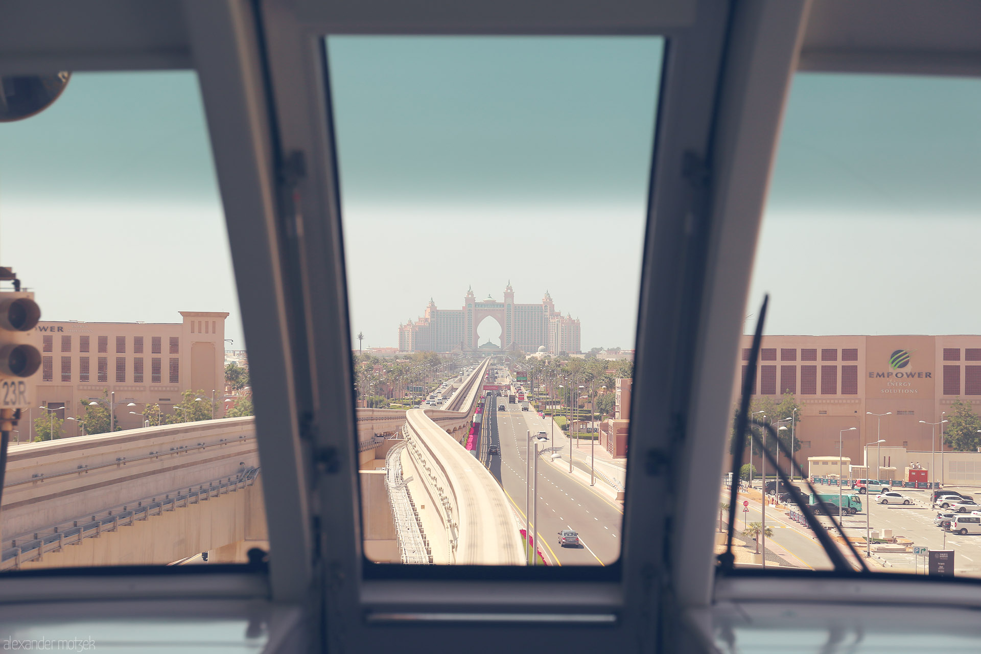 Foto von Dubai’s Palm Jumeirah monorail glides towards the majestic Atlantis, The Palm under the Arabian sun.