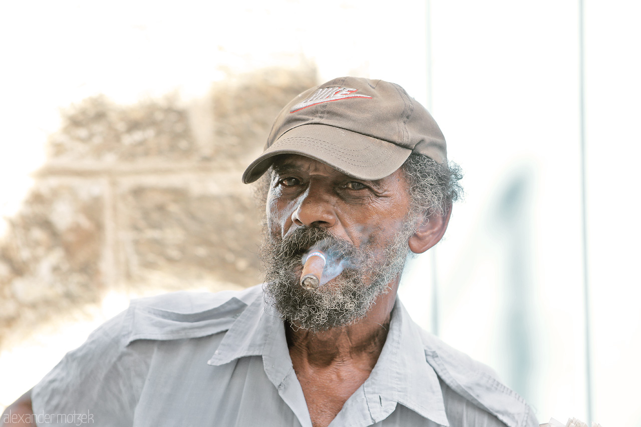 Custombristo Foto von Ein Zeitungsverkäufer raucht eine Zigarre in Havana auf Kuba