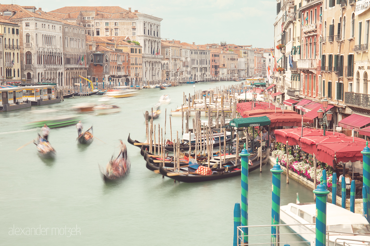 Sogni di Venezia Foto von Ethereal gondolas glide on the Grand Canal, embraced by historic facades under Venice's soft skies.