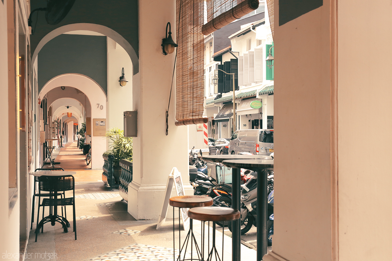 Peranakan Pathways Foto von Experience the charm of Joo Chiat in Singapore through its timeless arches, vibrant shophouses, and cozy street-side cafes.