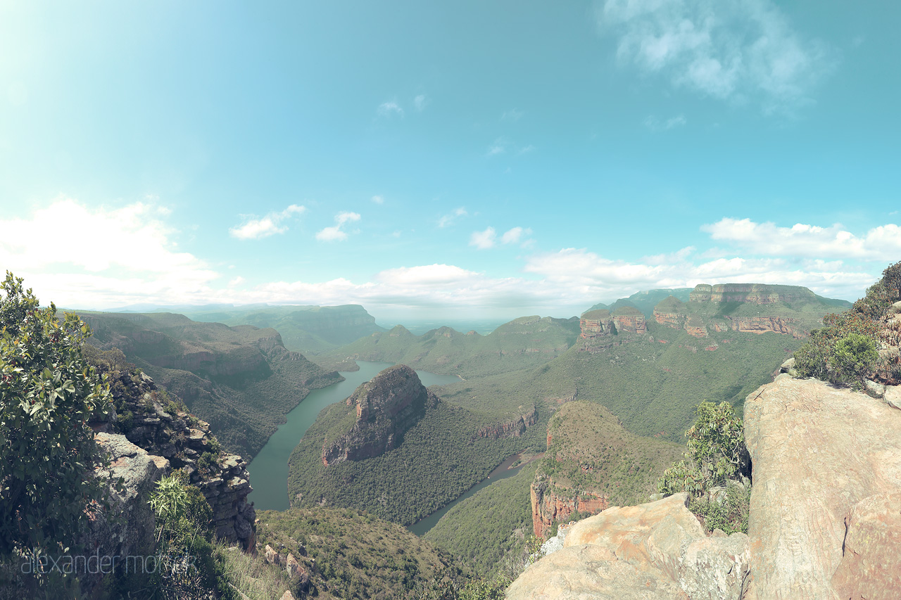 Echoes of Blyde Foto von Gaze over Blyde River Canyon, where lush green cliffs embrace winding waters under an endless sky in South Africa's majestic landscape.