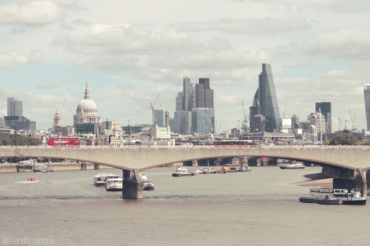 Thames of Time Foto von Gaze upon the iconic London skyline with St. Paul's Cathedral and the flowing Thames, where history and modernity blend seamlessly.