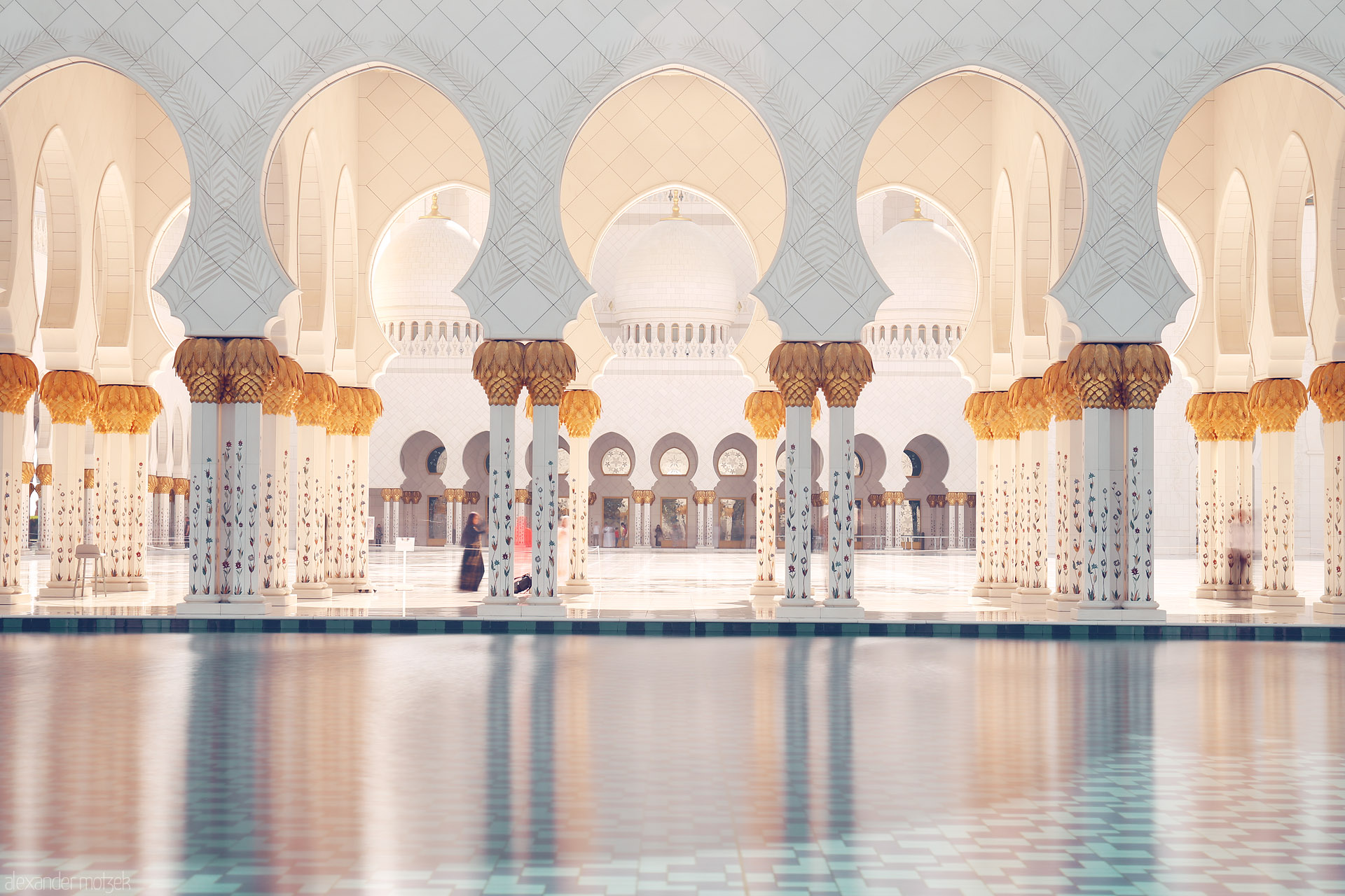 Foto von Golden columns and serene water echo elegance at Sheikh Zayed Grand Mosque, Al Rawdah, Abu Dhabi, UAE.