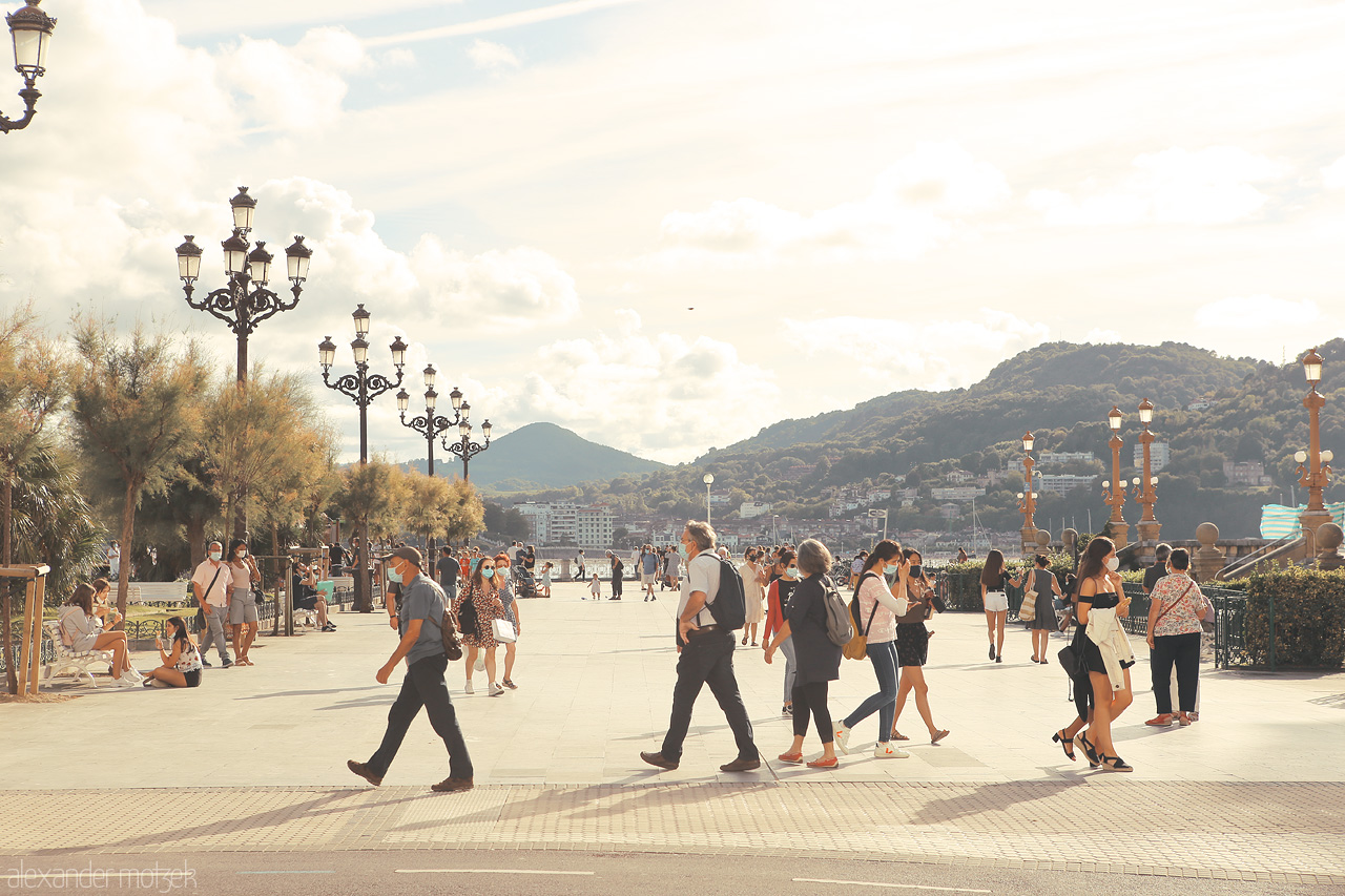 Donostia Urgull Foto von Golden hour stroll along San Sebastián's promenade, with Monte Urgull in the backdrop.