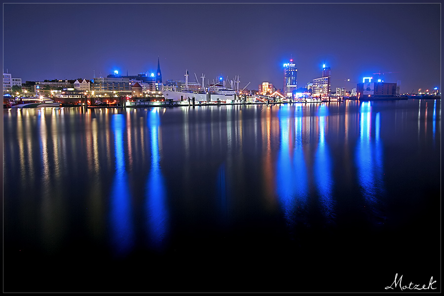 Foto von Cap San Diego im Hamburger Hafen beim Blue Port bei Nacht