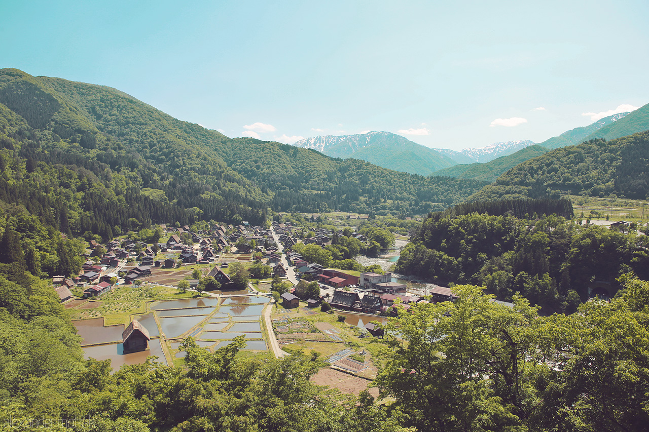 Foto von Blick über Shirakawa-Go bis zu den Alpen