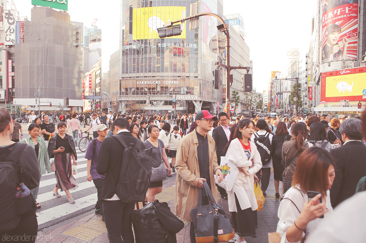 Foto von Die Shibuya Fußgängerkreuzung in Tokyo im Abendlicht