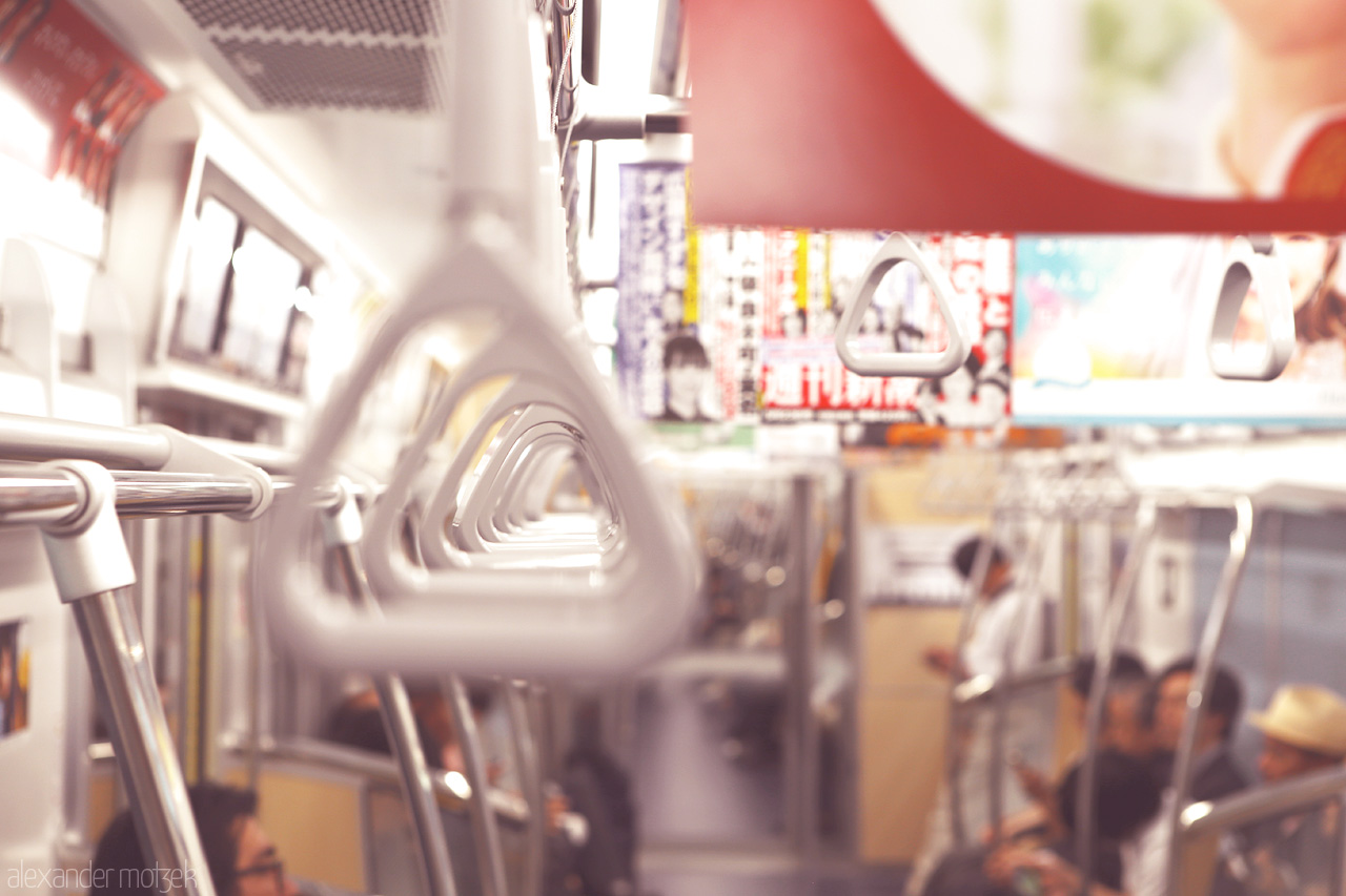 Foto von Farbenspiele in der U-Bahn Tokyos in Japan