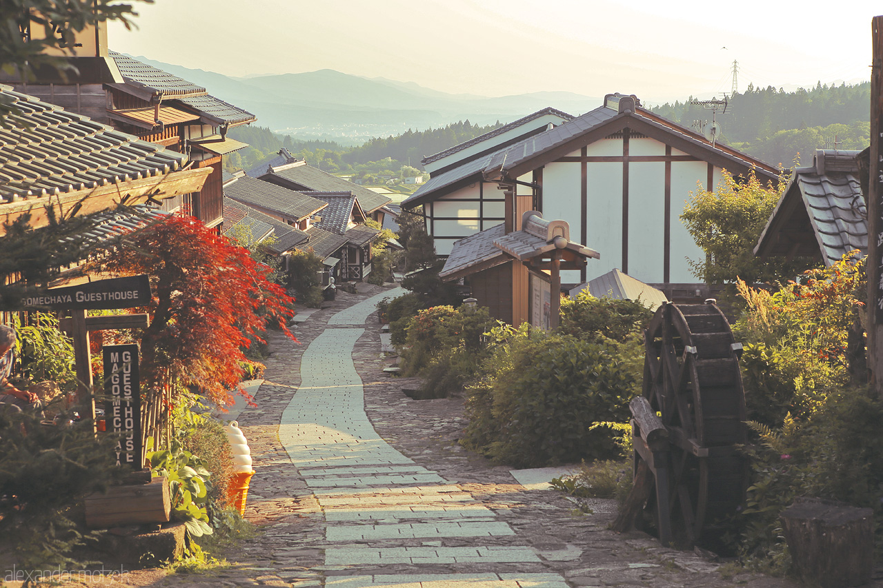 Foto von Gasthaus Magome Chaya in der Abendsonne gehüllt mit Blick in das Tal