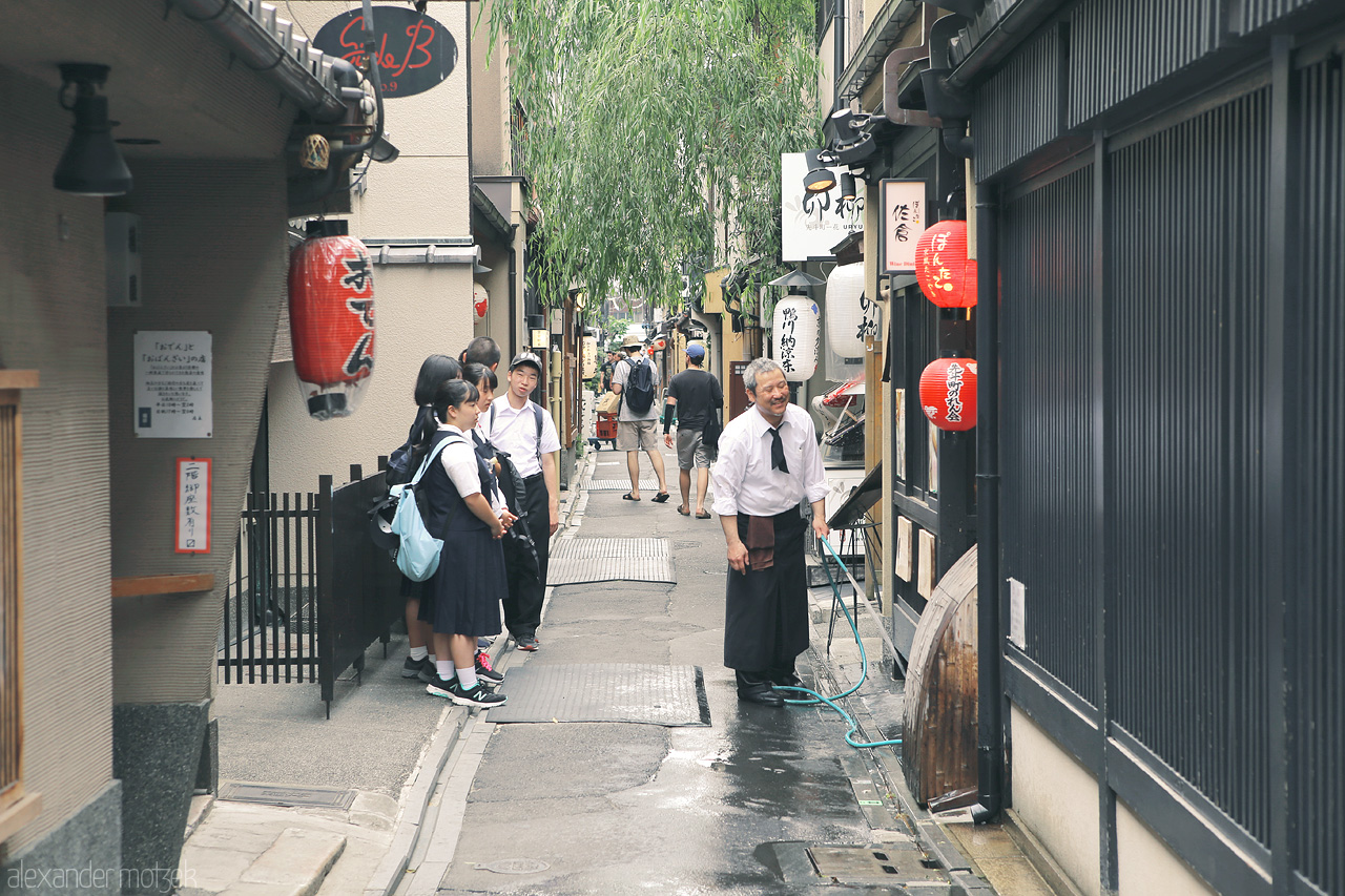 Foto von Restaurantstraße Pontocho in Kyoto zur MIttagszeit